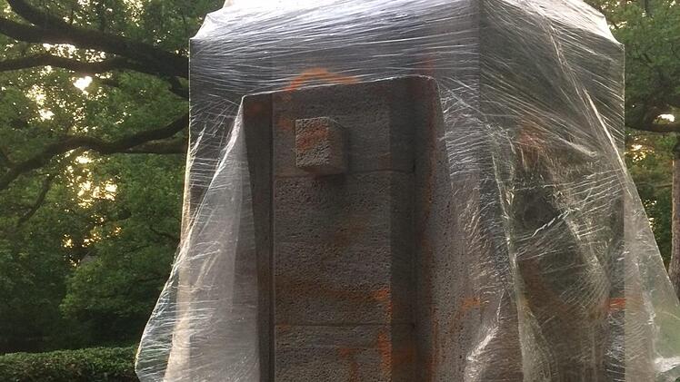 Die Folie, die das Ehrenmal gegen Vandalismus schützen sollte, wurde aufgeschnitten und der Sockel mit Farbe besprüht. Foto: Oliver Schmidt