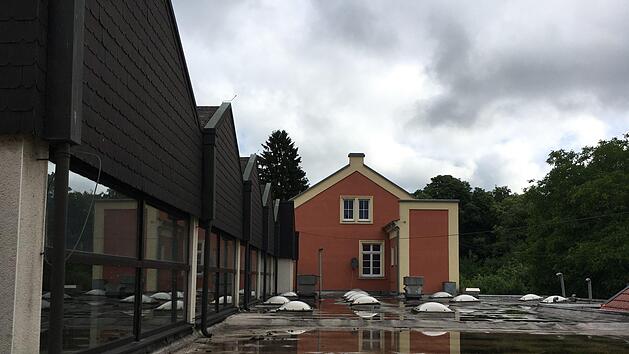 Lange ein Problem:  Das Flachdach  der Burgwindheimer Sporthalle wird im Zuge der Generalsanierung ebenfalls erneuert.Foto: Anette Schreiber