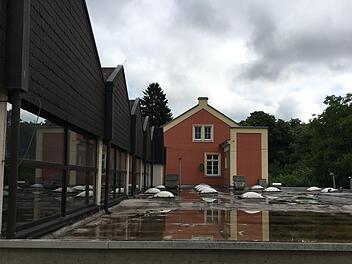 Lange ein Problem:  Das Flachdach  der Burgwindheimer Sporthalle wird im Zuge der Generalsanierung ebenfalls erneuert.Foto: Anette Schreiber