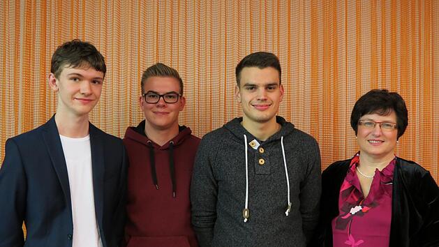 Wurden f&uuml;r ihre Leistungen ausgezeichnet: Linus Mu&szlig;m&auml;cher (von links), Martin Herold, Johannes Brand und B&uuml;rgermeisterin Patricia Schie&szlig;er.  Foto: Doris Bauer