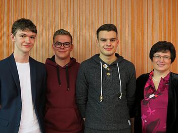 Wurden für ihre Leistungen ausgezeichnet: Linus Mußmächer (von links), Martin Herold, Johannes Brand und Bürgermeisterin Patricia Schießer.  Foto: Doris Bauer