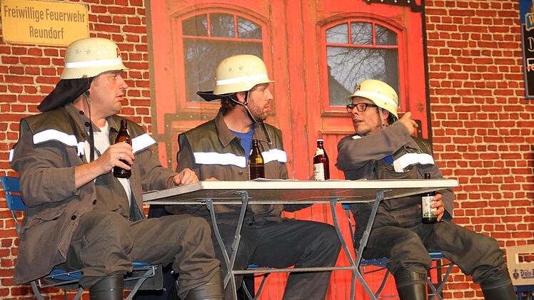 Noch können (von links) Harry Zünder (Andre Roder), Horst Biesenecker (Markus Fischer) und Bastian Müller (Jan Haffner) ihr Bier genießen.