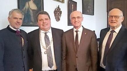 Beim Neujahrsempfang im Schloss, von links: Landtagsabgeordneter Steffen Vogel, Bürgermeister Hermann Niediek, der Landrat Wilhelm Schneider und der Hofheimer Bürgermeister Wolfgang Borst