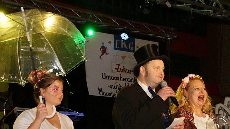 Manege frei hie&szlig; es bei der Begr&uuml;&szlig;ung mit "Zirkusdirektor" Horst Amon, hier umrahmt von Seilt&auml;nzerin und Wahrsagerin. Foto: Mario Deller