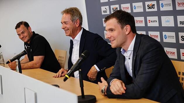 Michael Stoschek (Mitte), Aufsichtsratsvorsitzender bei Brose Bamberg, hat zwei neue Mitstreiter an seiner Seite: Trainer Johan Roijakkers (links) und Gesch&auml;ftsf&uuml;hrer Philipp Galewski. Foto: Daniel L&ouml;b