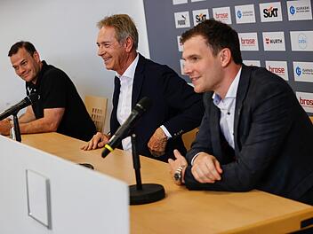 Michael Stoschek (Mitte), Aufsichtsratsvorsitzender bei Brose Bamberg, hat zwei neue Mitstreiter an seiner Seite: Trainer Johan Roijakkers (links) und Geschäftsführer Philipp Galewski. Foto: Daniel Löb