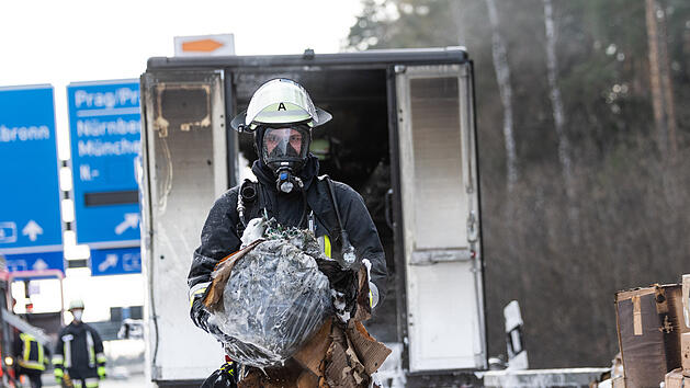 Lieferwagen eines Paketboten in Vollbrand
