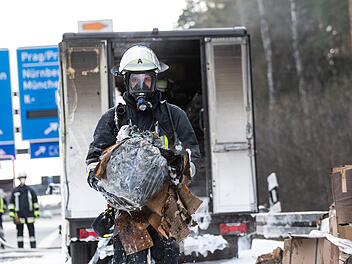 Lieferwagen eines Paketboten in Vollbrand