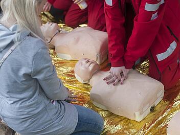 Uniklinik Erlangen bietet Reanimations-Training auf dem Schlossplatz an