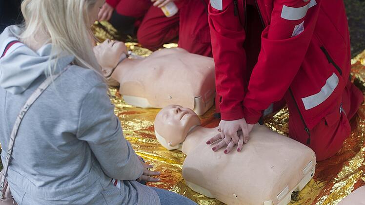Uniklinik Erlangen bietet Reanimations-Training auf dem Schlossplatz an