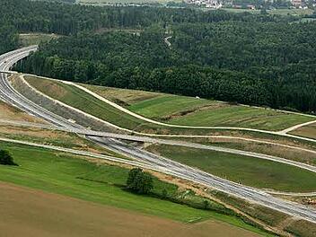 Die Ausfahrt Untersiemau der A73 aus der Luft: Aus dieser Perspektive auf der hinteren Seite der Schleife soll der neue Solarpark entstehen. Foto: Matthias Hoch