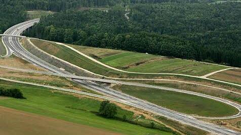 Die Ausfahrt Untersiemau der A73 aus der Luft: Aus dieser Perspektive auf der hinteren Seite der Schleife soll der neue Solarpark entstehen. Foto: Matthias Hoch
