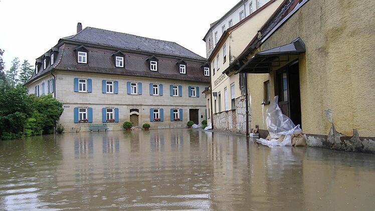 Stadtmühle und der Eingang zur Bäckerei mussten mit Sandsäcken gesichert werden. Foto: Andreas Dorsch