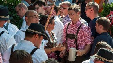 Traditionell gekleidete Besucher des Annafests