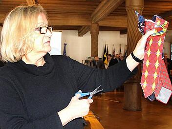 Die Beute: sechs Schlipse, davon einer aus Papier. Fotos: Helke Renner