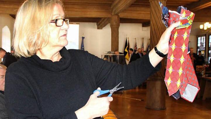 Die Beute: sechs Schlipse, davon einer aus Papier. Fotos: Helke Renner