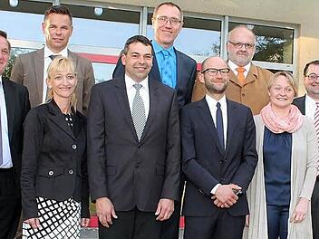 Bürgermeister Thomas Söder (rechts) und sein Stellvertreter Ludwig Wolf rahmen die neuen Stadtratsmitglieder ein: (hinten von links) Joachim Karl, Klaus Hittinger, Herbert Diller, (vorne, v.l.) Rita Deusel, Matthias Diller, Andreas Groh und Stefanie Stollberger. Fotos: Kerstin Bönisch