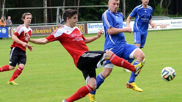 Der SV Poxdorf (blaue Trikots) verlor gegen Adelsdorf 0:4. Foto: herzopress