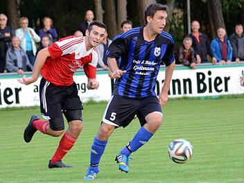 Der ASV Niederndorf (blaue Trikots) im Vorwärtsgang: Zwar verlor das Kreisliga-Schlusslicht mit 0:1 gegen den SC Adelsdorf, die Leistung macht aber Mut für die Zukunft.  Foto: herzopress
