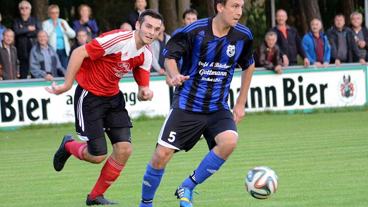 Der ASV Niederndorf (blaue Trikots) im Vorwärtsgang: Zwar verlor das Kreisliga-Schlusslicht mit 0:1 gegen den SC Adelsdorf, die Leistung macht aber Mut für die Zukunft.  Foto: herzopress