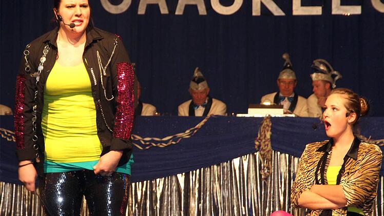 Terry Schwarzmann (links) und Franziska Kehl - hier "auf Männersuche" - sorgten für gelungene Übergänge im Programmablauf und waren ein vielseitiges Co-Moderatoren-Duo. Foto: Bertram Wagner