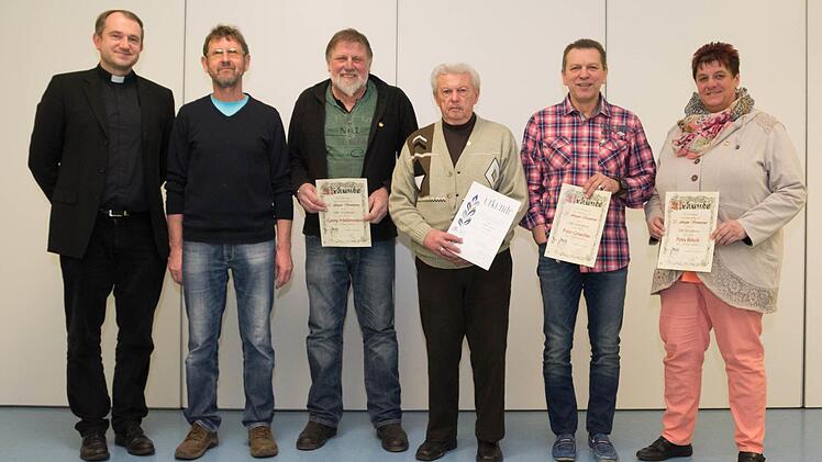 Der geistliche Beirat der DJK Windheim, Michael Kubatko (links), gratulierte den langjährigen Mitgliedern, die bei der Jahreshauptversammlung geehrt wurden (von links): Lothar Hein, Georg Mahlmeister, Wilhelm Müller, Peter Gruschka und Petra Bötsch.