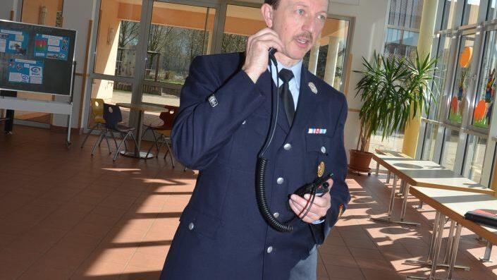 KBM Markus Wachter hatte mit einem Team den Brandschutzlehrgang zusammengestellt und leitete den Abschluss in der Praxis an der Grundschule Rodachtal
