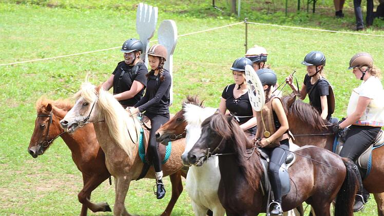 Aufführung der jungen Islandpferde-Reiter vom Altenberg in Oberbach im Jahr 2017.  Foto: Sebastian Schmitt