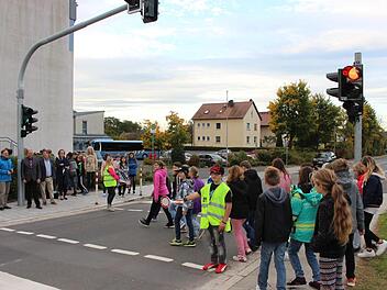 Rot für die Autos - Grün  für die Schüler: Vor der Schlüsselfelder Grund- und Mittelschule sorgt jetzt eine Fußgängerampel für mehr Sicherheit. Fotos: Evi Seeger