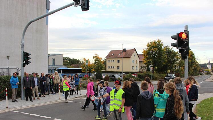 Rot für die Autos - Grün  für die Schüler: Vor der Schlüsselfelder Grund- und Mittelschule sorgt jetzt eine Fußgängerampel für mehr Sicherheit. Fotos: Evi Seeger