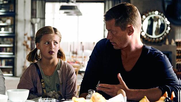 Teenager Emma Schweiger sah sich Belästigung im Netz ausgesetzt. Ihren Vater machte das wütend. Doch die 15-Jährige reagierte selbst.  Symbolbild: Warner Bros./dpa