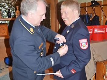 Helmut Wagner (r.) wurde aufgrund seiner besonderen Verdienste von KBR Joachim Ranzenberger mit dem Ehrenkreuz in Silber des Kreisfeuerwehrverbandes Kronach ausgezeichnet. Foto: K.- H. Hofmann