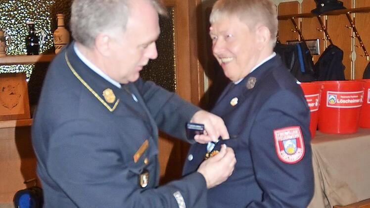 Helmut Wagner (r.) wurde aufgrund seiner besonderen Verdienste von KBR Joachim Ranzenberger mit dem Ehrenkreuz in Silber des Kreisfeuerwehrverbandes Kronach ausgezeichnet. Foto: K.- H. Hofmann