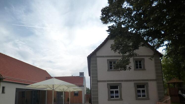 Ehemaliges Forsthaus mit der vor Jahren errichteten Festhalle. Foto: Philipp Bauernschubert