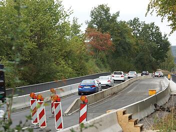 Die Brücke zwischen Euerdorf und Trimberg bleibt halbseitig gesperrt. Foto: Arkadius Guzy