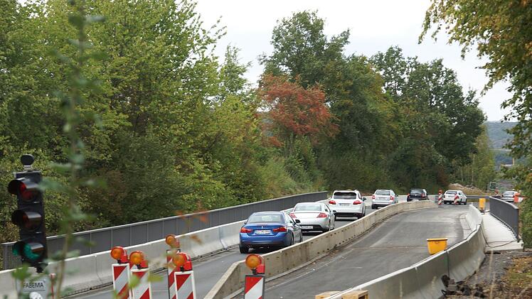 Die Brücke zwischen Euerdorf und Trimberg bleibt halbseitig gesperrt. Foto: Arkadius Guzy
