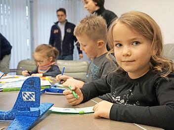 Wie bei der FT-Himmelswerkstatt werden auch beim H&ouml;chstadter Adventstreiben wieder Sternenflieger gebastelt und bemalt. Foto: Tina Meier (Archiv)