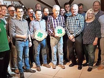 Die Geehrten des FC Bad Rodach mit den neuen Vorstandmitgliedern; rechts der neue Vorsitzende, Patrick Kalb Foto: Michael Wank