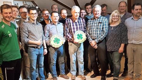 Die Geehrten des FC Bad Rodach mit den neuen Vorstandmitgliedern; rechts der neue Vorsitzende, Patrick Kalb Foto: Michael Wank