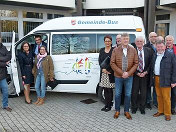 Stolz präsentieren Bürgermeister, Gemeinderat, Verwaltung und Fahrer den neuen Gemeindebus.  Foto: Lothar Weidner