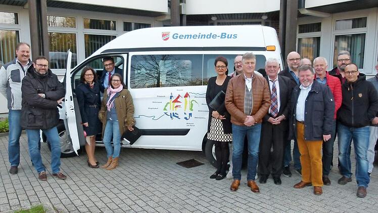 Stolz präsentieren Bürgermeister, Gemeinderat, Verwaltung und Fahrer den neuen Gemeindebus.  Foto: Lothar Weidner