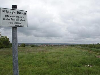 Oberflächlich sieht man nichts davon: Aus der stillgelegten Mülldeponie bei Lonnerstadt  tritt belastetes Sickerwasser aus. Nun will der Landkreis Erlangen-Höchstadt etwas dagegen tun. Foto: Christian Bauriedel