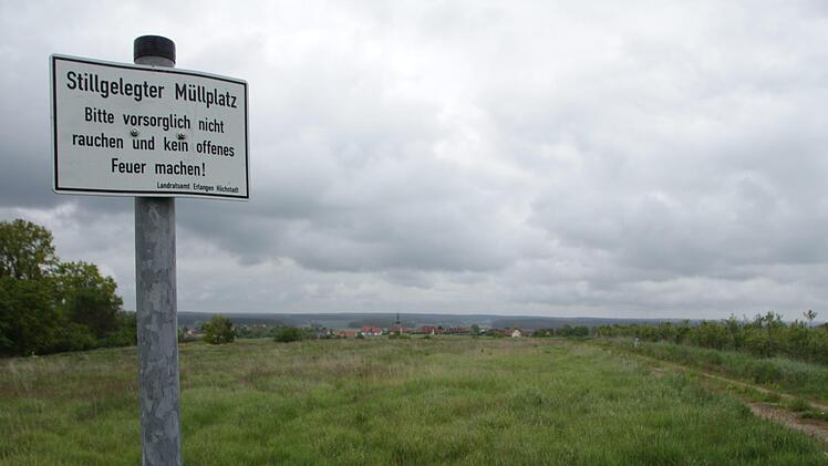 Oberflächlich sieht man nichts davon: Aus der stillgelegten Mülldeponie bei Lonnerstadt  tritt belastetes Sickerwasser aus. Nun will der Landkreis Erlangen-Höchstadt etwas dagegen tun. Foto: Christian Bauriedel