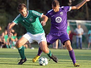 Der SV Zapfendorf um Tobias Hennemann (links) hat am Mittwochabend den zweiten Saisonsieg in der Kreisliga Bamberg gefeiert und den ASV Sassanfahrt um Alessandro Burkard mit 1:0 bezwungen. sportpress