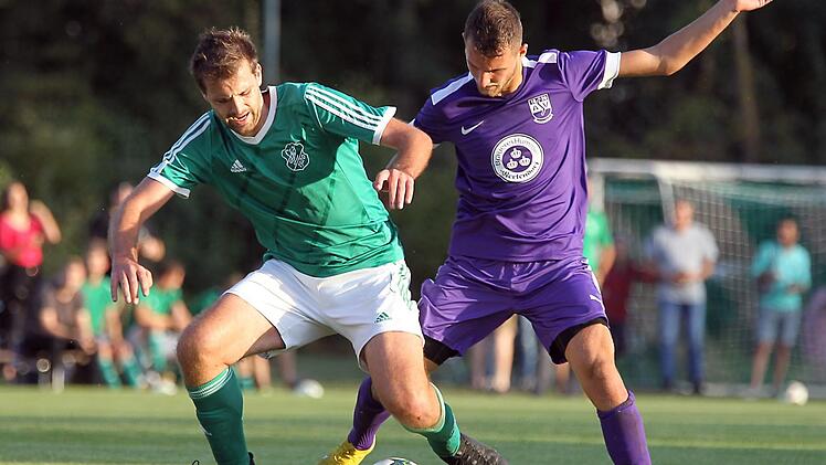Der SV Zapfendorf um Tobias Hennemann (links) hat am Mittwochabend den zweiten Saisonsieg in der Kreisliga Bamberg gefeiert und den ASV Sassanfahrt um Alessandro Burkard mit 1:0 bezwungen. sportpress