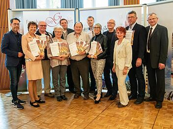 Bei der Auszeichnung (v. l.): Mathias Krönert (Brennereifachberater LWG), Rositta Erlwein (Egloffstein), Hans Engelhard (Weingarts), Anna Hack (Pinzberg), Holger Schulz (Neuses a.d. Eichen-Großheirath), Willibald Schmidt (Mittelehrenbach), Thomas Balzar (Neuenmarkt), Michaela und Alwin Zenkel (Bamberg), Andrea Bätz (Geschäftsführerin des Klein- und Obstbrennerverbands), Hans Jürgen Röhrer (Igensdorf), Hubert Fröhlich (Vorsitzender des Fränkischen Klein- und Obstbrennerverbands) Foto: Conny Fi...