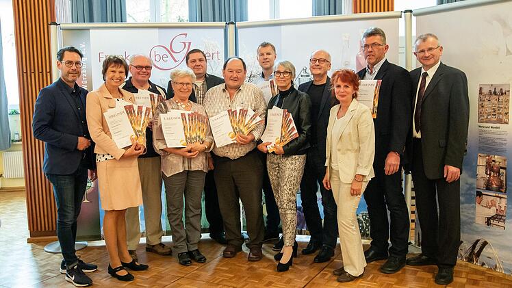 Bei der Auszeichnung (v. l.): Mathias Krönert (Brennereifachberater LWG), Rositta Erlwein (Egloffstein), Hans Engelhard (Weingarts), Anna Hack (Pinzberg), Holger Schulz (Neuses a.d. Eichen-Großheirath), Willibald Schmidt (Mittelehrenbach), Thomas Balzar (Neuenmarkt), Michaela und Alwin Zenkel (Bamberg), Andrea Bätz (Geschäftsführerin des Klein- und Obstbrennerverbands), Hans Jürgen Röhrer (Igensdorf), Hubert Fröhlich (Vorsitzender des Fränkischen Klein- und Obstbrennerverbands) Foto: Conny Fi...