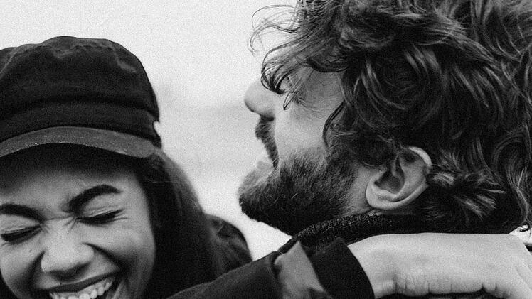 Über die Frage „Liebt sie mich wirklich?“ muss man sich nicht länger den Kopf zerbrechen, denn es gibt einige eindeutige Anzeichen, die für eine verliebte Frau sprechen.    Bild: pexels-cottonbro-3692738
