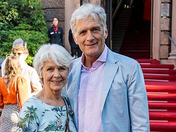 Auch nach über 40 Jahren Ehe schwärmt Walter Sittler von seiner Frau, Regisseurin Sigrid Klausmann: "Von unserem Verständnis, wie das Leben so läuft, sind wir uns ähnlich". Das Paar hat drei erwachsene Kinder.