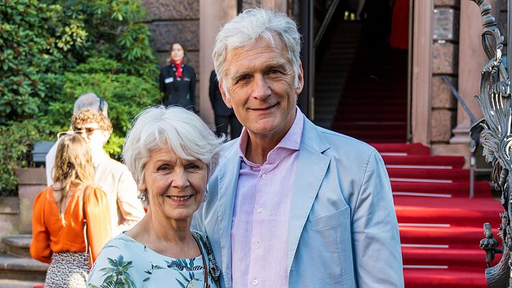 Auch nach über 40 Jahren Ehe schwärmt Walter Sittler von seiner Frau, Regisseurin Sigrid Klausmann: "Von unserem Verständnis, wie das Leben so läuft, sind wir uns ähnlich". Das Paar hat drei erwachsene Kinder.